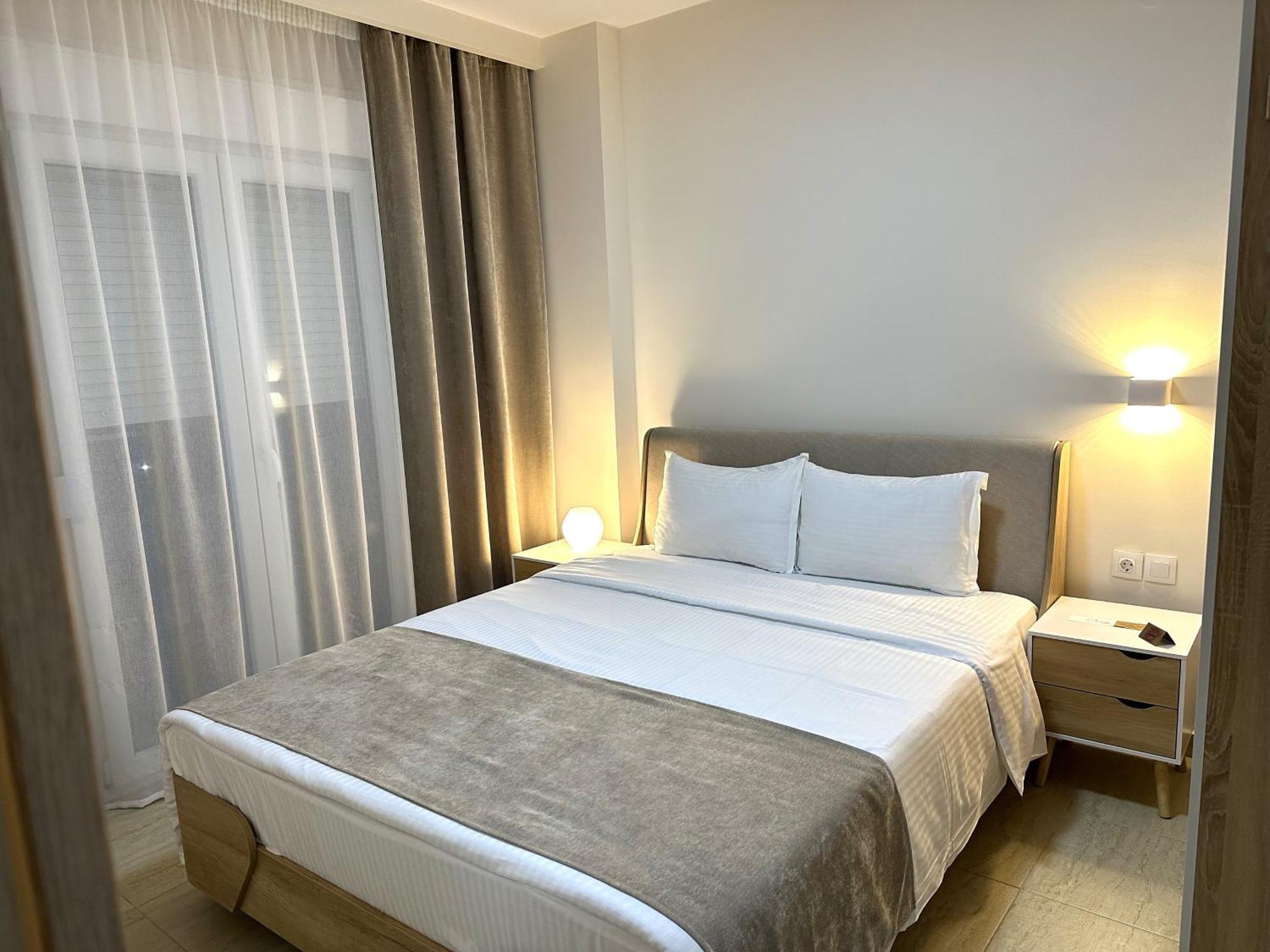Navarino Luxe Suites Переа Экстерьер фото